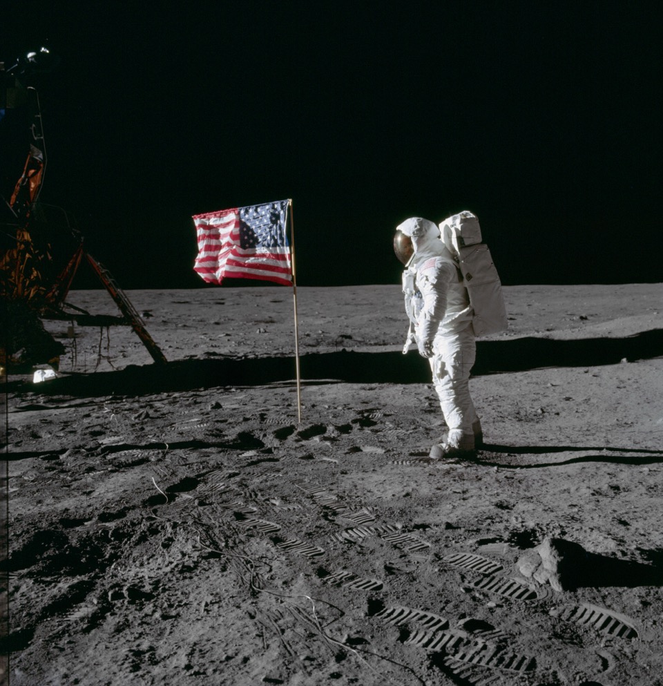 Apollo 11 görevinde bayrak ve astronot
