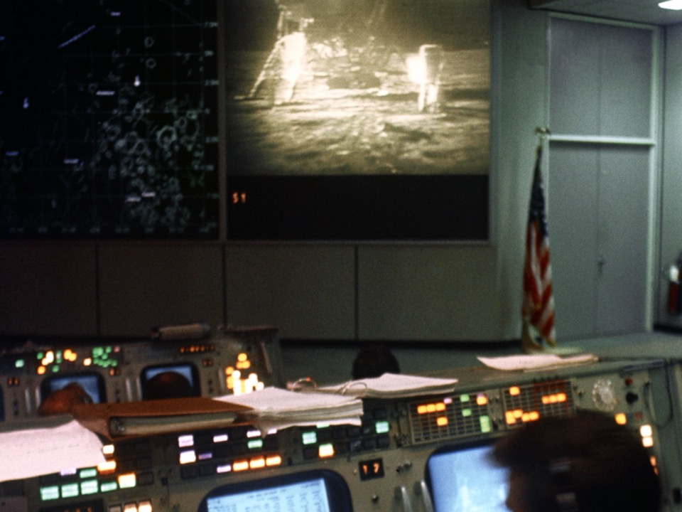 Apollo 11 sırasında görev kontrol merkezinde ekrana yansıyan yayın