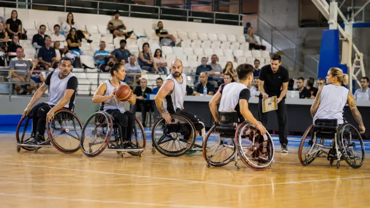 Tekerlekli sandalye basketbolunda saha içi antrenman yapan oyuncular