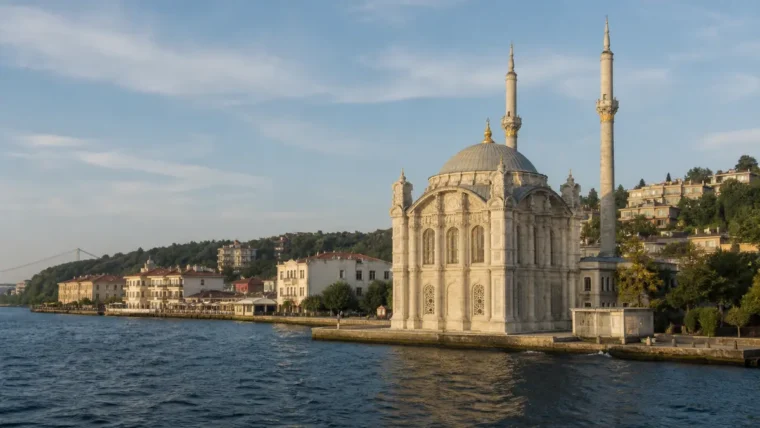 Beylerbeyi Hamid-i Evvel Camii, İstanbul Boğazı kıyısında yazısız editoryal görsel