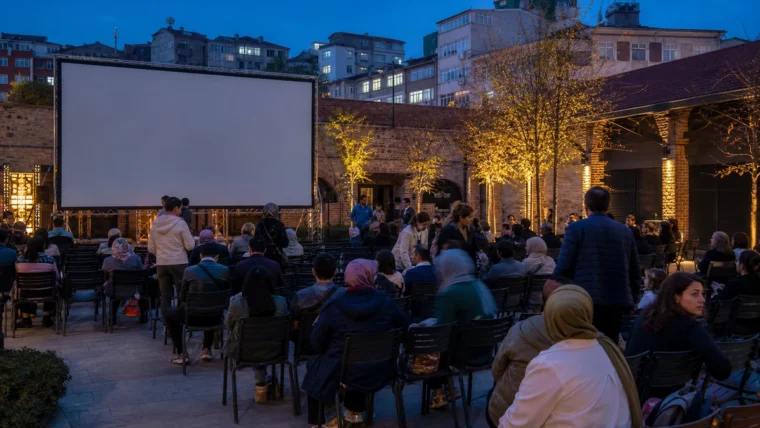 İstanbul'da açık hava sinemasında film izleyen insanlar