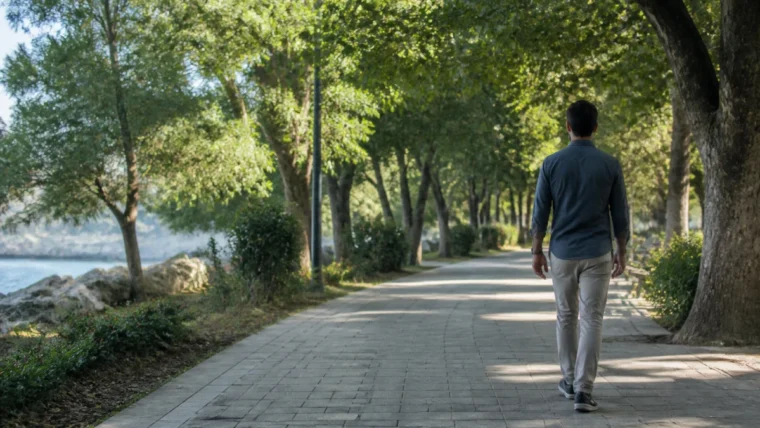 Yazısız park yolunda yürüyen kişi; nefes ritmi ve gündelik eforu simgeleyen editoryal görsel.